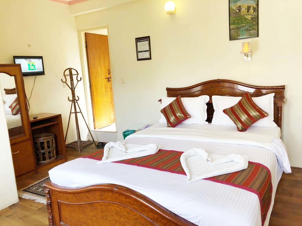 Hotel Grand Holiday Pokhara Buitenkant foto