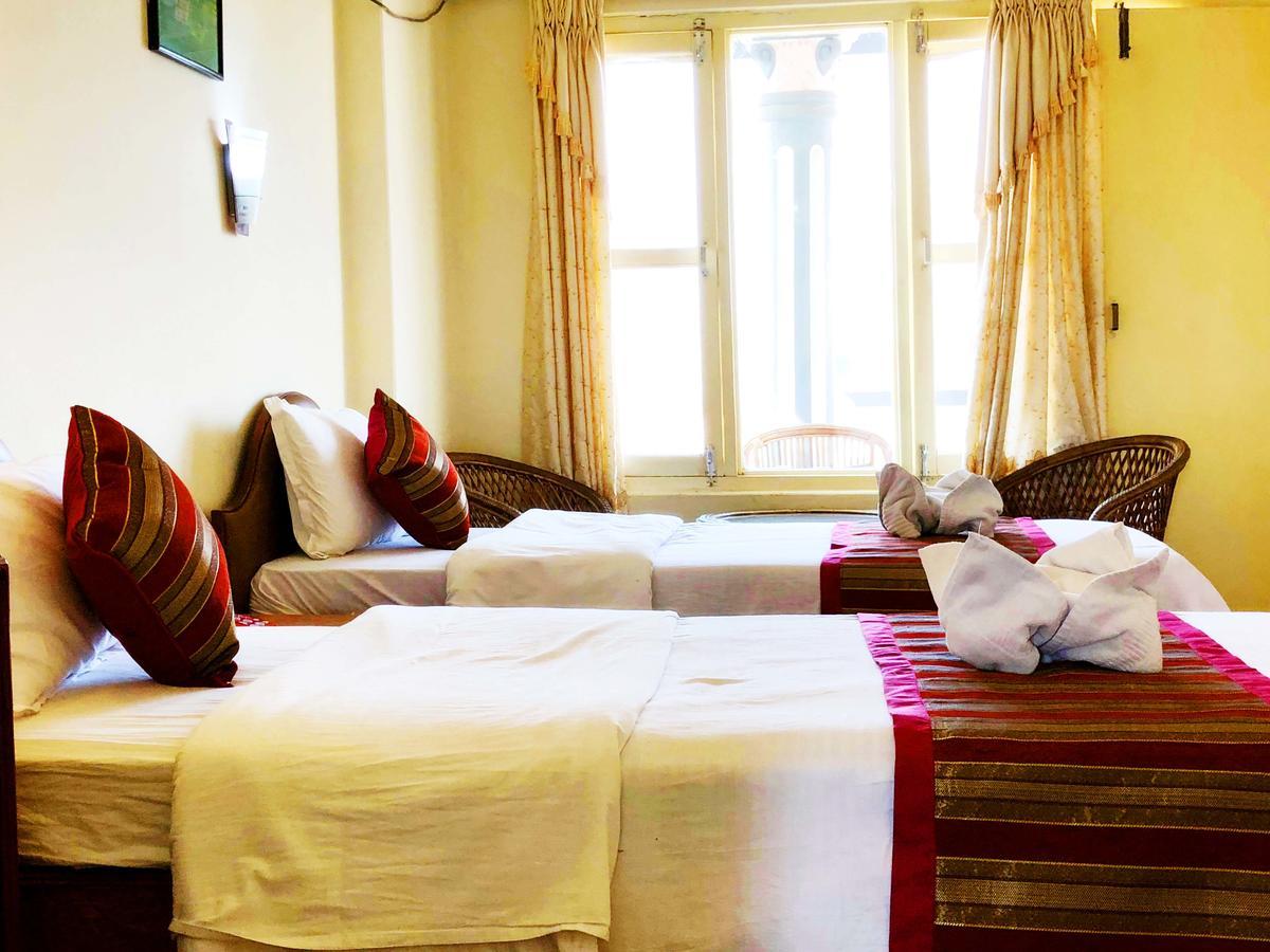Hotel Grand Holiday Pokhara Buitenkant foto