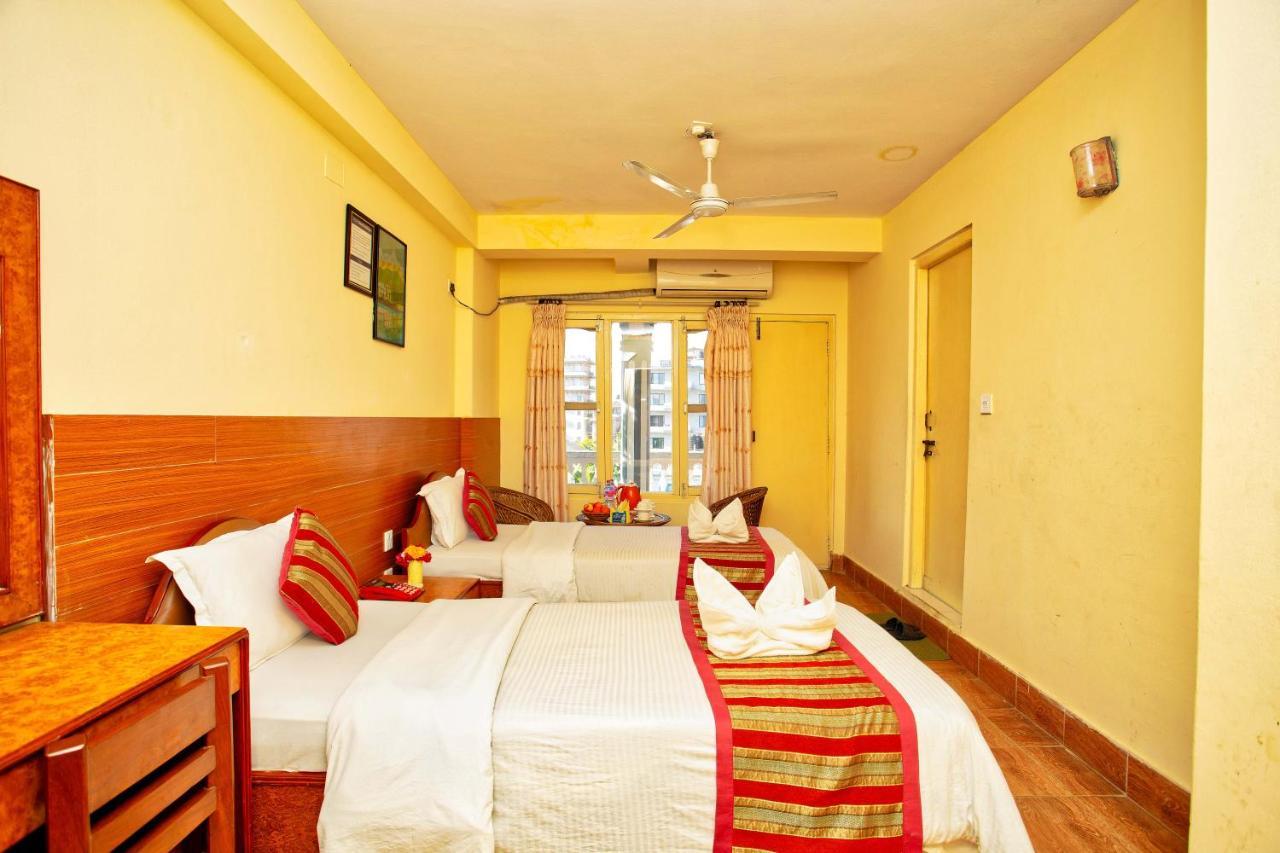 Hotel Grand Holiday Pokhara Buitenkant foto
