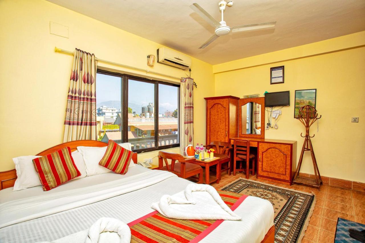 Hotel Grand Holiday Pokhara Buitenkant foto